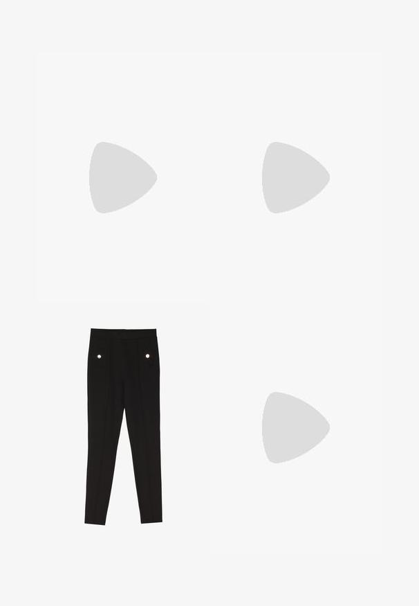 T-shirt bianco a maniche corte con un motivo a diamante testurizzato e scollo rotondo, realizzato in tessuto leggero.; Pantaloni neri su misura con una texture liscia, dotati di due tasche frontali con accenti di hardware decorativo e un design slim-fit.; Décolleté in vernice nera con cinturino dietro, punta affusolata, design con ritagli arrotondati e tacco a blocco. Presenta un accento di fibbia tono oro.; Borsa nera con superficie texturizzata, manici superiori doppi e tracolla regolabile. Dotata di hardware color oro e tasche laterali.