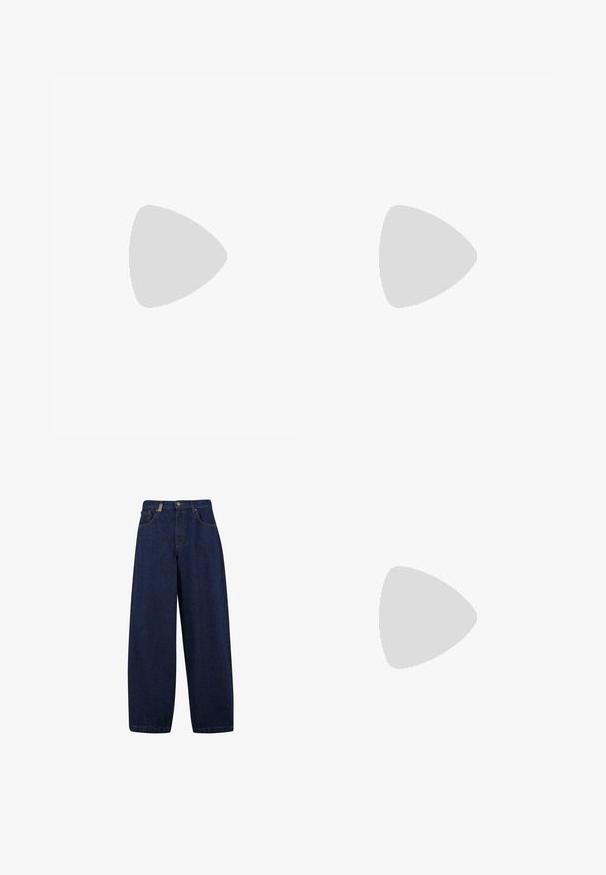 Fem t-shirts i creme, sort, hvid, lysegrå og beige. Hver har et unikt grafisk design med varierende teksturer og pasform.; Løse, mørkeblå denimjeans med høj talje, frontlommer og lige ben. Inkluderer sølvfarvet hardware og minimal syning.; Tan nubuck ankelstøvle med sort polstret krave, gyldne metaløjer, hvid syning detaljer og robust gummisål med udtalte slidbaner.; Wayfarer-solbriller med mørk skildpaddeplastikramme, grønne linser og sølvfarvet Ray-Ban-logo på stængerne.