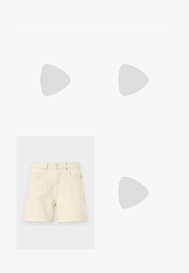 Cremefarvet t-shirt med korte ærmer, prydet med et gult citrongrafik og teksten "LES CITRONS" og "Limonade Frais et Naturel."; Cremefarvede denimshorts med lige snit, som har en frontknaplukning, to forlommer og en blød, tekstureret stof.; Beige faux læder sko med blokhæl, spids tå, ankelsnap og subtile krokodillemønster detaljer. Sort inderfor.; Sort læderhåndtaske med en buet form, aftagelig rem og guldfinish. Tasken har en klap med en spænde detalje.