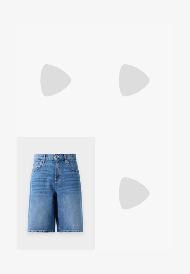 Fiorucci BANANA SOUND - Triko s potiskem - white; Džínové šortky ve světle modré barvě, s vysokým pasem, širokým nohavicemi, pěti kapsami a prošíváním podél okrajů.; Černé sandály na podpatku s několika úzkými pásky, designem s objímáním paty a stříbrným akcentem na podpatku. Hladký svrchní materiál a čtvercový podpatek.; Růžové matné sluneční brýle s kočičím tvarem, tmavými skly a třemi horizontálními výřezy na stranách.