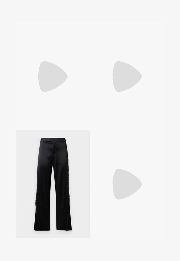 Schwarzes Langarmtop aus strukturiertem Spitze, mit Rundhalsausschnitt, subtiler rechteckiger Aussparung und durchgehendem Rippenmuster.; Schwarze Satin-Hosen mit weitem Bein, die Fransenverzierungen entlang der Seitennähte und einen flachen, elastischen Bund haben. Rückseite schlicht ohne Taschen.; Schwarzer, spitz zulaufender High Heel mit Krokodilleder-Struktur, elegantem Design, hohem Stiletto-Absatz und glattem schwarzen Innenraum.; Schwarze Clutch-Tasche im Kroko-Design mit silbernen Beschlägen, vor einem strukturierten grauen Hintergrund gehalten. Verfügt über eine glänzende Oberfläche.