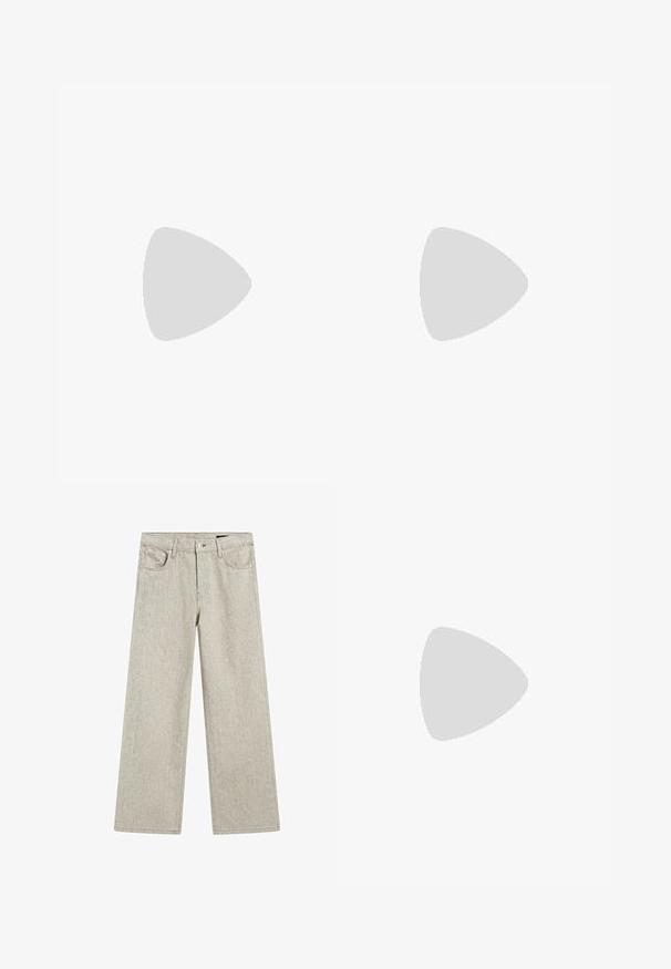 Donkergrijs mouwloos T-shirt met een ronde halslijn, met witte gestreepte accenten langs de schouders en een relaxte pasvorm.; Brede beige jeans van gestructureerde denim, met een vijf-pocket ontwerp en een knoopsluiting. Eenvoudige stiksels overal.; Bruine leren sandaal met een open teen en zijuitsparingen. Voorzien van een enkelband met een metalen gesp en een platte zool.; Bruine leren tote bag met twee verlengde handvatten, gestructureerde rechthoekige vorm, gladde textuur en subtiele stiksels.