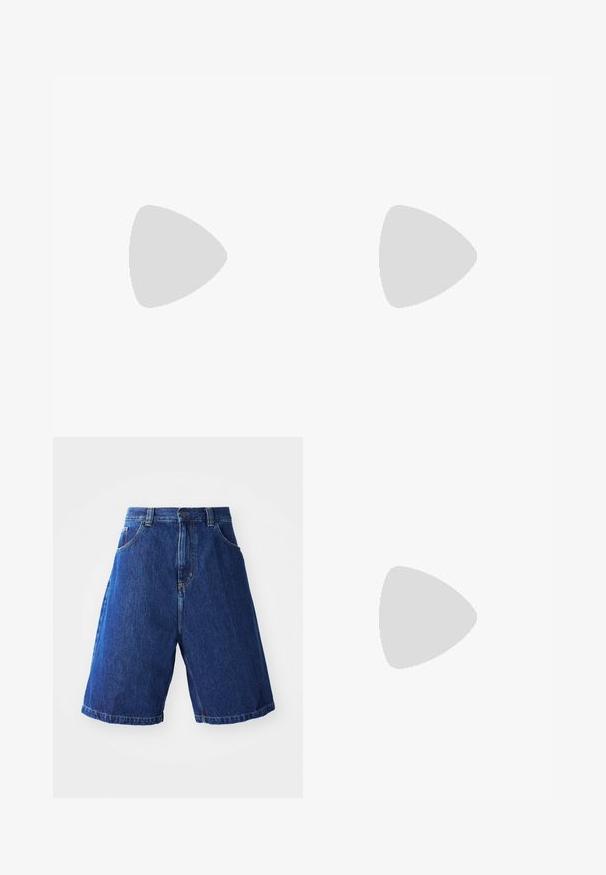 Biała bawełniana koszulka z krótkimi rękawami, z małym zielonym nadrukiem "MONEY TREES" na lewej części klatki piersiowej. Klasyczny okrągły dekolt.; Dżinsowe szorty o niebieskim odcieniu, z wysokim stanem, dwiema przednimi kieszeniami i żółtymi szwami wzdłuż krawędzi.; Szare wysokie sneakersy Nike Air Force 1 z skórzaną cholewką, wyściełanym kołnierzem i paskiem na rzep. Ikonowy design z perforowanym noskiem.; Czarne plastikowe okulary przeciwsłoneczne z zielonymi szkłami, kwadratowe oprawki, srebrny akcent na brwi oraz fakturowane ramiona temple. Nazwa marki podana na wewnętrznej stronie ramion.