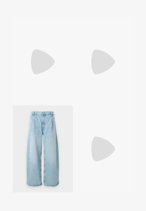 Ærmeløs top i lys creme, lavet af tekstureret stof med et blomsterprint. Har en rund halsudskæring og eksponerede sømme for detaljer.; Agolde DARSHA - Jeans Relaxed Fit - replica; Vivienne Westwood SCOTTIE BOOT - Pumps - black; Sort læderhåndtaske med en struktureret design, sølv kædetræk og et fremtrædende metallic logo på fronten. Glat tekstur.