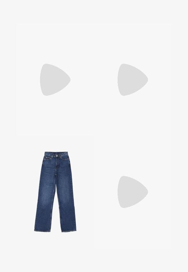 Top bianco senza maniche realizzato in tessuto a costine, con scollatura rotonda e silhouette aderente, senza ulteriori motivi o decorazioni.; Jeans in denim blu a gamba larga con vita alta, dotati di chiusura a bottone, cinque tasche e leggere sfumature sul tessuto.; Stivali marroni in pelle alti fino al ginocchio, con punta quadrata, tacco spesso e zip laterale. Texture liscia con finitura lucida.; Borsa hobo in pelle marrone con una forma arrotondata, dotata di dettagli in hardware dorato e cuciture a contrasto. Abbinata a una camicia di jeans e a un paio di jeans.