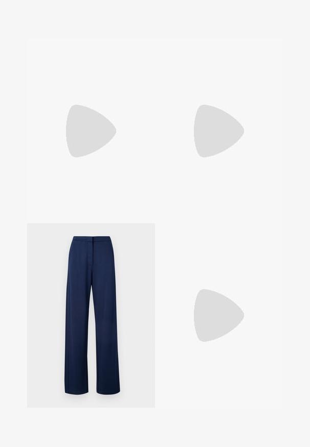 Weißes Langarmoberteil mit hohem Kragen, asymmetrischem Saum und strukturiertem Stoff, der sanft fällt. Glattes, figurbetontes Design.; Marineblaue, weit geschnittene Hosen aus weichem, elastischem Stoff, mit einem glatten Bund und dezenten Seitentaschen.; Schwarze Leder-Ballettschuhe mit abgerundeter Spitze, glatter Textur, minimalen Nähdetails und einem flexiblen Sohlen-Design.; Braune Ledertasche mit Klappenverschluss, Beschlägen in Goldfarbe, einem Schultergurt und einer glatten Oberfläche. Kompakte rechteckige Form.