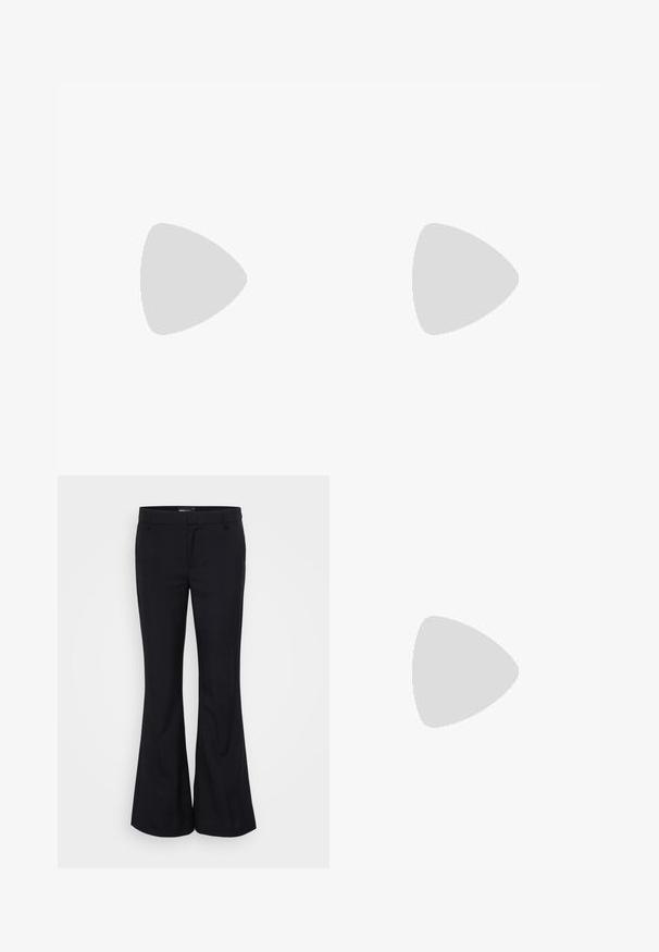 Modrá bavlnená tričko s leopardím grafickým vzorom a textom "SAVAGE". Krátke rukávy a dizajn s okrúhlym výstrihom v uvoľnenom strihu.; Gina Tricot Tall RELAXED TROUSERS - Nohavice - black; Strieborné metalické sandále s minimálnym dizajnom, s tenkými popruhmi a čiernou plochou podrážkou. Zaujímavé sú akcenty krížových popruhov.; Strieborné visACIE náušnice so štvorcovým študom, s hladkým, lešteným povrchom a tvarom kvapky, odrážajúce svetlo s lesklým povrchom.