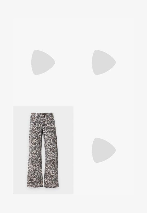 Kremfarget longsleeve topp laget av ribbestrikket stoff med rund hals og snøring foran. Tett passform med rette ermer.; Lepardmønstrede denimjeans med vid bendesign, som har knaplukning og bæltestropper. Stoffet har en glat tekstur.; Hvit høy-skinn kanvas sneakers med svart gummisåle, gummitåhette foran og seks hull for snorer, med et rent, minimalistisk design.; Rød lærveske med en vinklet, geometrisk design. Har en enkelt justerbar stropp og en klaffelukking med sydd detaljer.