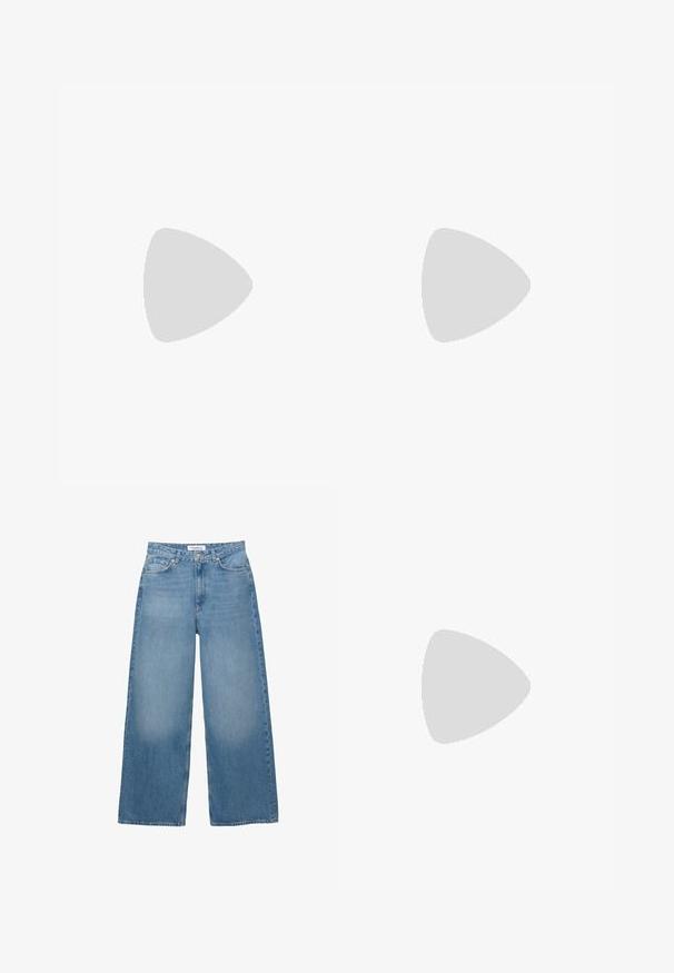 Due magliette senza maniche: una bianca con una texture a costine e una grigia chiara con un leggero motivo melange. Entrambe hanno scollature rotonde.; Jeans a gamba larga in denim azzurro chiaro, con un classico design a cinque tasche, chiusura con bottone e zip, e una finitura leggermente sbiadita.; Sneaker in pelle nera con strisce bianche, punta rotonda, lacci bianchi e suola in gomma. Menzionate del collare imbottito e dettagli del marchio.; Borsa a tracolla in argento metallico con design geometrico trapuntato, pattina piatta e tracolla regolabile con dettagli in metallo argentato.