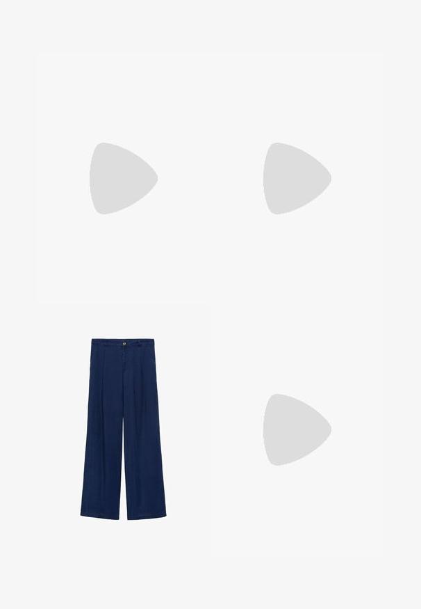 Navyblaues, einseitig tragbares Oberteil mit gerafftem Seitenbereich, ausgestattet mit einem Kordelzug und einem asymmetrischen Saum. Hergestellt aus einem glatten Stoff.; Marineblaue weit geschnittene Hose mit Knopfverschluss, zwei vorderen Falten und glatter Textur. Der Stoff wirkt leicht und atmungsaktiv.; Braune Wildleder-Sneaker mit weißen Akzenten und Schnürsenkeln. Gummisohle in Kautschuk-Optik. Getragen mit weißen Socken, die schwarze Streifen haben. Grüner strukturierter Fußboden.; Braune-gradient Sonnenbrille mit übergroßen runden Gläsern, glänzenden Schildpatt-Rahmen und schlanken Bügeln mit dezenten metallischen Akzenten.; Braune, geflochtene Lederhandtasche mit einer lässigen, dreieckigen Form. Verfügt über einen geflochtenen Griff und einen Reißverschluss an der Oberseite.