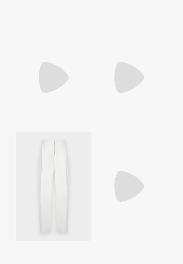 Ribbad orange linne med hög hals och ärmlös design. Har subtil loggdetalj vid fållen. Mjuk, elastisk material.; Paul Smith Tygbyxor - white; Svarta lädersandaler med guldspännen, med flera remmar och platt såldesign för öppna tår.; Stuart Weitzman POSH SHOULDER BAG - Axelremsväska - black