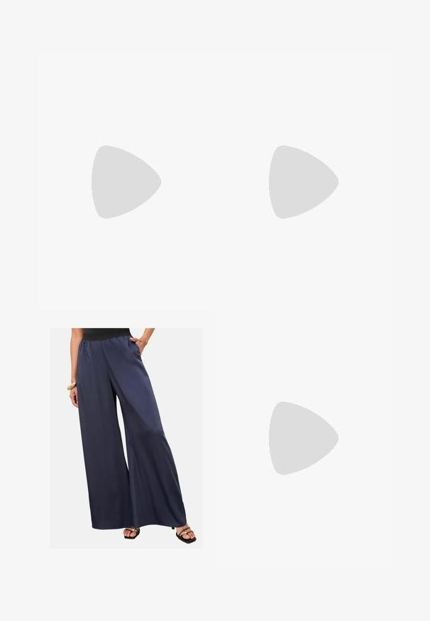 Gina Tricot SOFT TOUCH RUCHED TEE - Paprasti marškinėliai - black; Moteris vilkinti mėlynas plačias kelnes su juodu elastingu diržu, stojanti su viena ranka kišenėje ir juodais atvirais sandalais.; Naktinė mėlyna šlepetė su tekstūruotomis gumos dirželiu ir padu, su banginiu raštu ant dirželių ir plokščiu, briaunotu padu.; Šviesiai mėlynas kvadratinis šalikas su gėlėmis ir paisley raštais balta ir tamsiai violetine spalvomis. Apvaduoja delikaus violetinio atspalvio kraštas. Minkšta tekstūra.; Next BOWLER CHARM - Rankinė - tan brown; Aukso grandinėlė su tarpusavyje susijungusiais žiedais ir poliruotu širdies žavesiu, turinčiu užsegimą. Lygus paviršius ir blizgus apdaila.