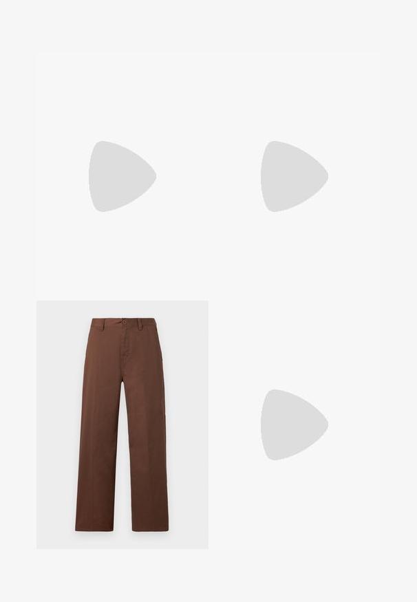 Lys beige kortærmet T-shirt med henley-hals og tre knapper; båret med beige bukser og en blå denimskjorte bundet om livet.; Brune brede bukser lavet af glat bomuldsstof. Har en knaplukning, bæltesløjfer og to forlommer.; Brune ruskinds sneakers med hvid gummisål, rund tå, seks metaløjer og præget logo detalje på siden. Klassisk snøredesign.; Sorte aviator solbriller med grå linser, tynde metalrammer, buet form og silikone næsepuder for komfort.