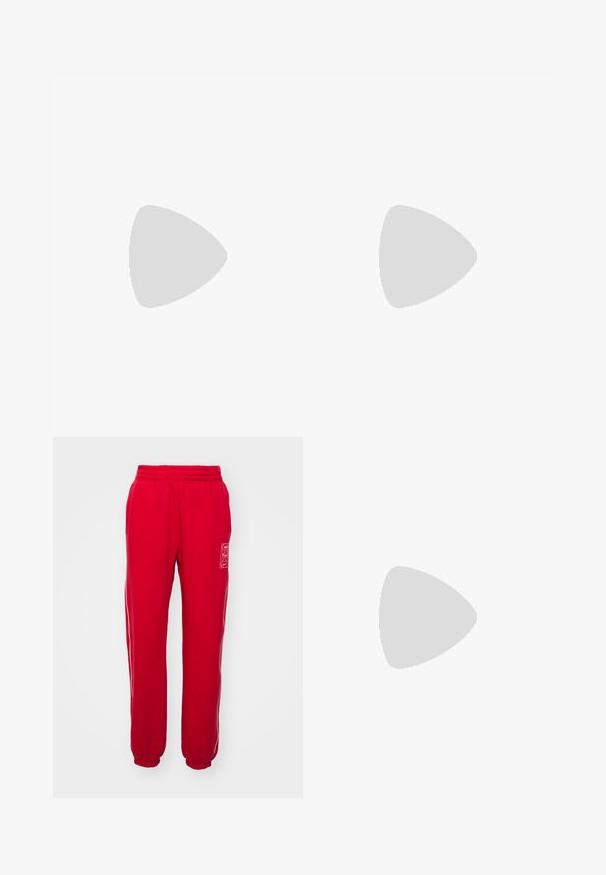 Jordan DIAMOND - T-shirt de sport - particle beige; Pantalons de survêtement rouges avec taille élastique, jambes fuselées, rayures blanches sur les côtés et une petite étiquette de logo à l'avant. Tissu au toucher doux.; Baskets Nike blanches et argentées avec tissu en maille, accents réfléchissants et semelle beige. Portées avec des chaussettes noires, se tenant sur une surface bleue.; Boucles d'oreilles en argent en forme de créole avec une finition lisse et brillante, au design minimaliste et avec une fermeture sécurisée en haut.