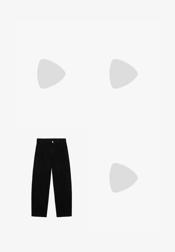 Weißes Kurzarm-Polohemd mit lockerer Passform, V-Ausschnitt und strukturiertem Stoff. Schlichtes Design ohne sichtbare Muster oder Akzente.; Schwarze Cordhosen mit weit geschnittenem Design, ausgestattet mit seitlichen Taschen und einem vorderen Knopfverschluss. Die Textur ist gerippt und bietet ein weiches Gefühl.; Schwarze Wildleder-Espadrilles mit einem dünnen Knöchelriemen, offener Zehenpartie und moderatem Blockabsatz. Glatte Textur und minimale Akzente.; Braune Ledertasche mit zwei langen Griffen, strukturierte rechteckige Form, glatte Textur und dezente Nähdetails.