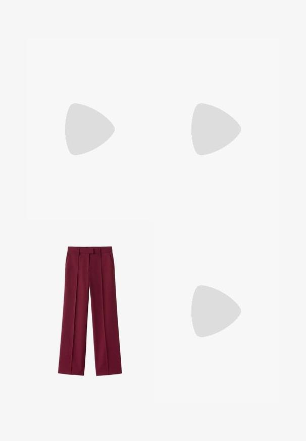 Witte T-shirt met korte mouwen, voorzien van een kleurrijk abstract grafisch ontwerp in roze, groen, blauw en geel met zwarte tekst aan de onderkant.; Bordeaux brede broek met een zachte textuur, voorzien van twee zijzakken en een klassieke tailleband met riemlussen en plooien.; Zwarte gepolijste leren slingback hakken met een spitse neus, een ronde uitsnede en een blokhak. Voorzien van een gouden gespaccent.; Zwarte handtas met gestructureerde vorm, gladde textuur en een metalen sluiting. Gecombineerd met brede zwarte broeken en sandalen met open teen op een houten vloer.