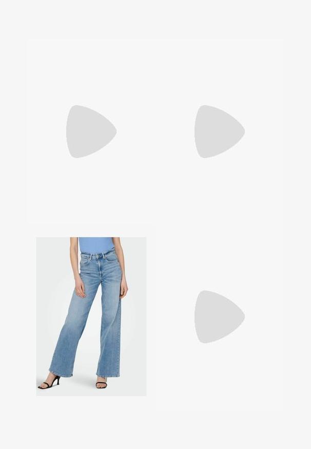 Hvit T-skjorte med korte ermer, med ordet "MAGIC" i store glitrende gullbokstaver over fronten. Glatt bomullstekstur.; Lyseblå denim vidt bukser med høy midje, utstyrt med synlige sømmer og et klassisk fem-lommers design. Kombinert med svarte stroppehæler.; Svart flat sko med spiss tå, mesh-overdel og lakk-lær detaljer. Har en tynn stropp med en sirkulær metall detalj.; Svart heklet håndveske med teksturert bølgedesign, med en enkelt flettet stropp. Laget av mykt, fleksibelt materiale. Rektangulær form.