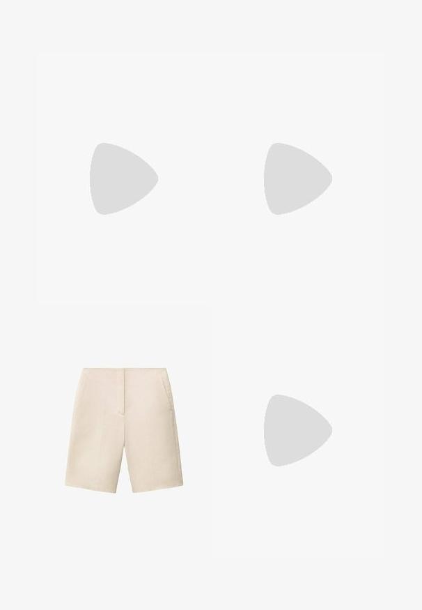 Polo de culoare maro închis, cu mâneci lungi, cu șase butoane negre și un mic logo brodat pe partea stângă a pieptului.; Pantaloni scurți crem din in, cu față plată, două buzunare laterale și o lungime până la genunchi, având o textură netedă și un design ajustat.; Adidași aurii și negri cu o finisare netedă, având trei dungi negre, un sistem de prindere cu arici, talpă din cauciuc și guler căptușit.; Geantă de umăr roz din nailon cu un design moale și căptușit. Dispune de o curea ajustabilă și un profil subțire, având o buclă mică pe lateral pentru un detaliu suplimentar.