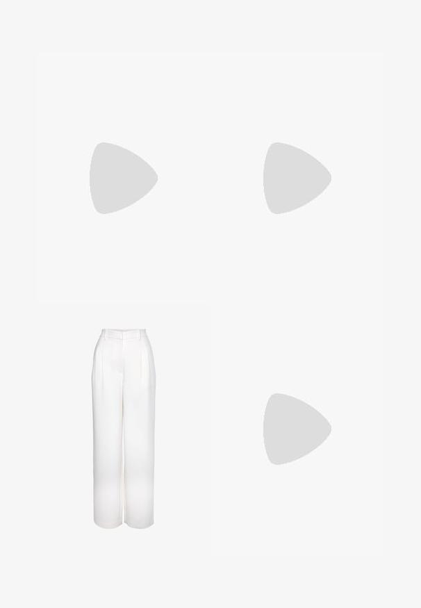 Weißes ärmelloses Oberteil mit tiefem V-Ausschnitt, ausgestattet mit drei vorderen Knotenschließungen und einer glatten, weichen Textur. Einfaches Design ohne Muster.; Helle weite Hose aus Polyester mit Falten und einem taillierten Bund mit Gürtelschlaufen. Glatte Textur und minimalistische Design-Details.; Schwarze Leder-Wedgesandalen mit einer holzähnlichen Plattform, silbernen Nieten entlang der Kante und einem offenen Zehendesign. Texturierte Sohle für besseren Halt.;  Schildpatt-Sonnenbrille mit ovalen Rahmen, braunen Gläsern und schlanken schwarzen Bügeln mit subtilen Musterakzenten.; Braune Wildleder-Shopper-Tasche mit einer breiten, offenen Form, langen Griffen und dezenten Nähten entlang der Kanten. Keine sichtbaren Metallteile.; Goldfarbene Armspange mit glatter Außenseite und strukturierter Innenseite. Sie verfügt über ein breites, rundes Design mit einer offenen Aussparung auf einer Seite.