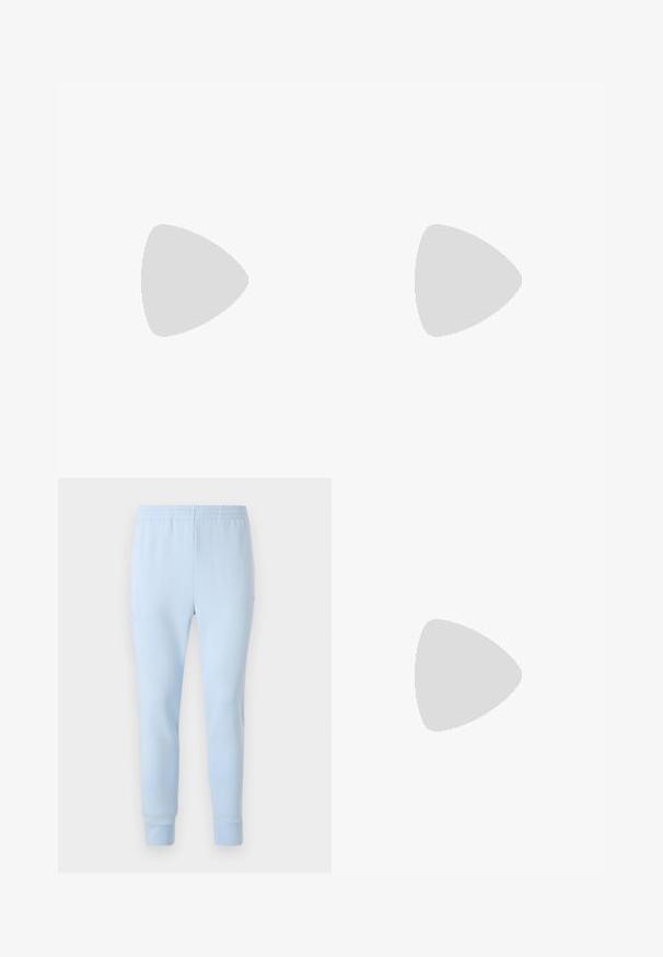 Mörk marinblå kortärmad t-shirt i bomull, med rund halsringning och en avslappnad passform. Enkel, enfärgad utan mönster.; Ljusblå mjukisbyxor i mjukt tyg, med elastisk midja och avsmalnande ärmslut. Inga synliga mönster eller hårdvarudetaljer.; Lacoste-sneakers i mörkgrått med nät och syntetmaterial, med en strukturerad sula och bruna detaljer på kragen och varumärket.; Midjeväska i mörkblått batiktryck med dragkedja på toppen, texturerat material och en framträdande logotypdetalj på framsidan.