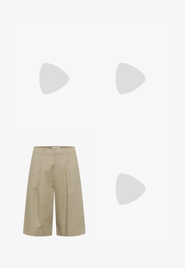 T-shirt blanc à manches courtes et décolleté en V, arborant un design de papillon texturé brodé en fil crème sur le devant.; Culottes en lin beige avec un design à jambe large, présentant des plis avant et une texture lisse. La taille est plate sans fermetures visibles.; Chaussure slingback à bout pointu en cuir blanc cassé, avec un petit talon et un design découpé, dotée d'une texture lisse et de détails minimalistes.; Boucles d'oreilles créoles en or avec un design lisse et arrondi et une finition brillante, dotées d'un fermoir pour un maintien en sécurité. Gravées avec "DKNY."