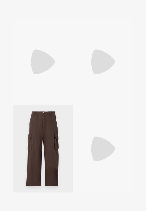 Čierne bavlnené tričko s okrúhlym výstrihom, krátkymi rukávmi a rovnom strihom. Bez viditeľných vzorov alebo kovových detailov.; Han Kjøbenhavn CARGO TROUSERS - Kapsáče - dark brown; Biele tenisky s semišovými akcentmi, zaoblenou špičkou, plochými šnúrkami a krémovou gumovou podrážkou. Na päte sú zelené značky.; The Kooples SAC UNISEX - Taška cez plece - black