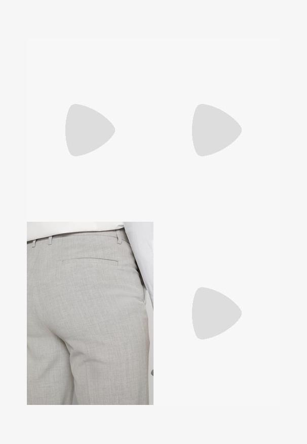 Zelené polo tričko vyrobené z bavlny, s límečkem, dvouknoflíkovou légu a bílým lemem na rukávech, s decentním výšivkou loga.; Světlounce šedé kalhoty na míru z texturované látky, s jednou zadní kapsou a čistým prošitím.; Černé kožené šněrovací boty s kulatou špičkou, hladkým povrchem, minimálním prošíváním a nízkým gumovým podpatkem. Logo na patě.; Černá sportovní taška vyrobená z texturovaného syntetického materiálu. Má dvě ucha a nastavitelné ramenní poutko. Jednoduchý design bez viditelných vzorů.