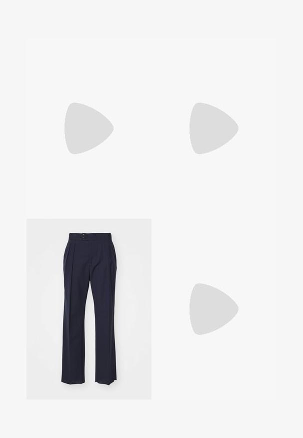 Ljust beige polo med korta ärmar, klassisk krage och placket med tre knappar. Diskret broderad logotyp på bröstet. Elastisk bomullstyg.; Paul Smith TROUSER - Tygbyxor - grey; Loafer med beige, ljusrosa och bruna mocka paneler, accentuerad med ett guldmetallspänne och tjock sula i svart gummi med mönstrad sula.; Svarta runda solglasögon med mörka linser och smala metallarmar. Inkluderar klara tempeltips och silverdetaljer vid gångjärnet. Minimalistisk design.