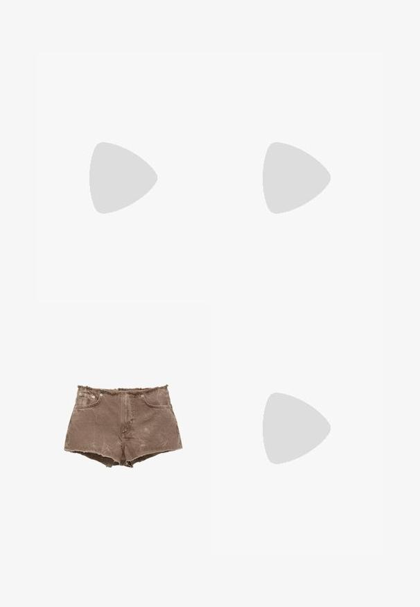 Vit ärmlös crop top med ett tryck av rosa hibiskusblommor, ihopparad med ljusblå slitna jeans. Slät bomullsmaterial.; Bruna denimshorts med fransad fåll, femficksdesign och metallknappdetaljer. Materialet verkar något slitna med en texturerad yta.; Mockasiner i mocka i ljus olivgrön med en formad kork- och gummisula. Har ett sidclicked band med en metallspänne och en rundad tå.; Brun syntetisk läderhandväska med en böjd form, dragkedjestängning och dekorativa silvernitar längs ena sidan. Har en kort axelrem.