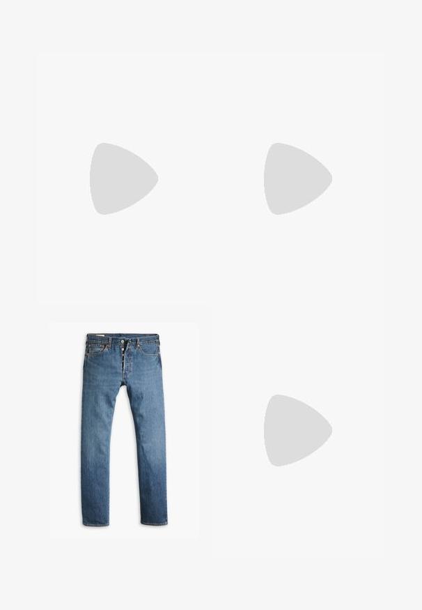 Levi's® Plus BIG ORIGINAL TEE - Basic póló - dark ginger; Kék farmernadrág, egyenes szárú fazonnal, gombos cipzárral, öt zsebbel és finom elhalványult textúrával az egész anyagon.; Fehér bőr sneaker bézs kiegészítőkkel, lapos gumi talppal, kerek orral és kontrasztos logóval az oldalon és hátul. Fűzős kivitel.; Fekete téglalap alakú napszemüveg sötét lencsékkel, vastag műanyag keret, arany díszítések a szárakon, és a márka logója gravírozva a szára.