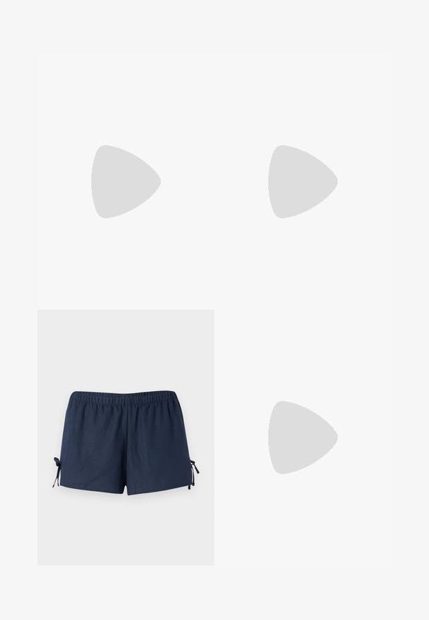 Top halter bleu marin dintr-un material moale și elastic. Prezintă un decolteu adânc în V și o siluetă ajustată cu o textură netedă.; Pantaloni scurți navy cu un tiv elastic și șnururi ajustabile pe laterale. Materialul pare neted, cu un ușor luciu. Croi relaxat, peste genunchi.; Balerini din suede de culoare maro deschis, cu vârful rotund, fundiță decorativă și talpă joasă, plată, cu cusături de accent de-a lungul marginii.; Ochelari de soare tortoiseshell maro cu lentile ovale și nuanță gri închis. Prezintă un accent de culoare aurie pe temploane. Textură netedă din plastic.