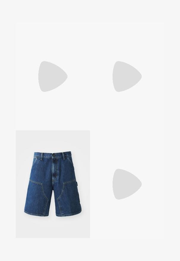 T-shirt bianco in cotone con una grafica nera che presenta un coltello, una forchetta e la scritta "WIP everyday!" sulla parte anteriore, maniche corte e scollatura rotonda.; Shorts in denim con un lavaggio blu scuro, dotati di grandi tasche anteriori, chiusura con bottone e cuciture visibili lungo le cuciture.; Zoccolo in suede nero con cinturino regolabile, dotato di una spessa suola in gomma nera e cuciture gialle a contrasto lungo il bordo.; Borsa a vita nera Nike con texture liscia, design curvo e zip anteriore. Presenta un logo bianco e una cintura regolabile.