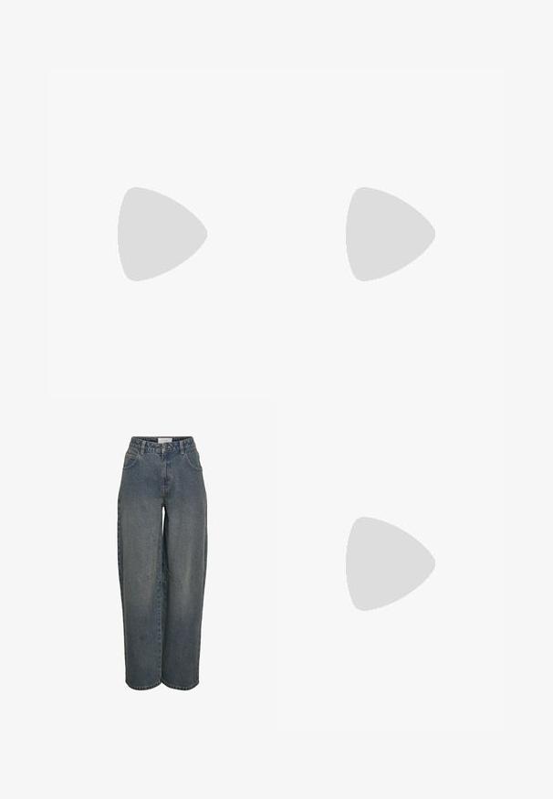 Hvit V-hals t-skjorte laget av mykt stoff med korte, rullet ermer. Enkel, minimalistisk design med en avslappet passform. Ingen mønstre eller detaljer.; Vide benedrifter i mørkeblått, laget av teksturert bomullsstoff. Har frontlommer og glidelås med knappelukking.; Hvit høy-skinn kanvas sneakers med svart gummisåle, gummitåhette foran og seks hull for snorer, med et rent, minimalistisk design.; Sister Jane PEPPER FLORAL RUFFLE BAG - Håndveske - black