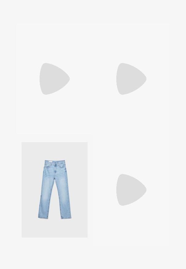 Crop top w paski z poziomymi liniami w jasnoniebieskim, różowym i ciemnoniebieskim kolorze, z prążkowaną strukturą i okrągłym dekoltem.; Jasnoniebieskie dżinsy o prostym kroju nogawki, wysokim stanie i widocznych detalach szwów. Tkanina ma klasyczne, sfazowane wykończenie.; Czarne zamszowe sneakersy z różowym designem w trzy paski, szara guma podeszwy i teksturowany język. Na boku i pięcie znajduje się branding.; Czarna syntetyczna torba na ramię o zaokrąglonym kształcie, z teksturowanym wykończeniem, złotym logo w kształcie trójkąta i odczepianymi akcentami ze sprzętu.