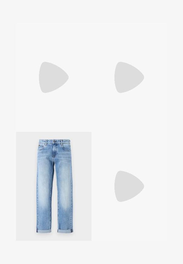 Camiseta de manga corta de color beige con textura acanalada, de corte ajustado y dobladillo ondulado, con un cuello redondo y textura suave.; Jeans de mezclilla azul claro con puños enrollados, botón frontal y cremallera, y diseño clásico de cinco bolsillos sobre un fondo blanco.; Zapatilla de color gris claro hecha de ante y malla, con tres franjas blancas, punta redonda y suela de goma. Acento en logo dorado cerca de los cordones.; Pendientes de aro de plata con diseño retorcido, que presentan un acabado pulido y cierre de presión. Miden aproximadamente 3 cm de diámetro.