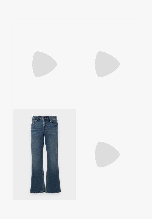 Dolga majica iz prozorne sive tkanine z abstraktnimi vzorci. Ima kvadratni izrez in nabrane stranice. Oznaka blagovne znamke je vidna.; Temno modri flared jeans z visokim pasom, petimi žepi in kontrastnim šivanjem. Tkanina ima gladko, rahlo bledenje.; Črne petne sandale z več križnimi trakovi. Gladek material, koničast nos in ozka peta. Nastavljiv gleženjski trak z zaponko.; Črna usnjena torbica na preklop z zlato kovinsko zaponko. Vključuje črn trak in eleganten, minimalističen dizajn.; Zeleni top brez rokavov z čipkastim detajlom na rami in izrezu, s prilegajočim dizajnom in mehkim materialom. V kombinaciji s svetlo obarvanimi hlačami.