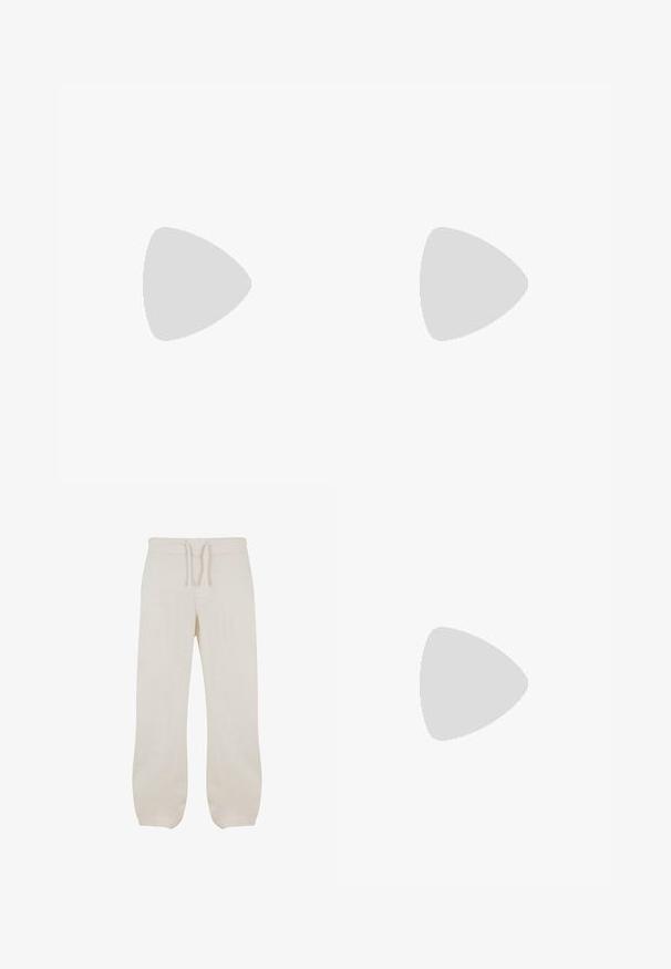 Hvit bomull T-skjorte med et frontgrafikk av sitroner og teksten: "DET ER LOV å være annerledes." Klassisk rund hals og korte ermer.; Lyse beige linbukser med elastisk liv og snor. Rett ben design med en glatt tekstur og en lett avsmalning ved anklene.; Sorte lærloafere med rund tå, med en syddesign, lav plattformsåle og en teksturert, ruggede gummisåle.; Hvit perlekjede med en enhetlig rund form, glatt overflate, og metallspenne med en forlengelseskjede for justerbar lengde.