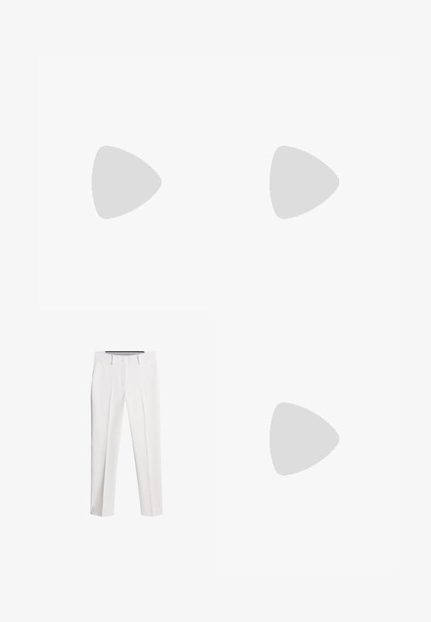 Ärmlös polotröja med vit krage, med ett färgglatt abstrakt mönster i rosa, blått och krämfärgat. Knäppning vid halsen.; Vita byxor av slätt tyg, med raka ben, framfickor och knappstängning med diskreta veck.; Vit idrottssko med en slät texturerad överdel, perforerat designaccent, gummisula och beige häl detalj.; Svart läder crossbody-väska med en guldfärgad metalldetalj och justerbar rem, med en slät yta och rundad form.