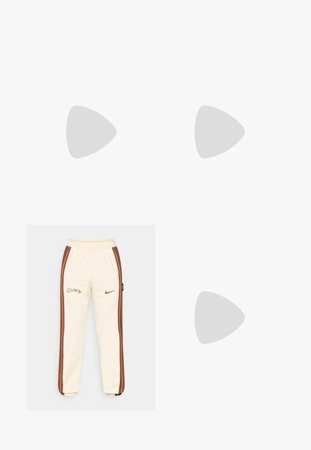 Olivno zelena nogometna majica Saint-Étienne s bež logotipima sponzora i grbom momčadi na prsima.; Kremne trenirke z rjavimi stranskimi črtnami, z logotipom "The Town" in Nike swoosh. Elastičen pas in rebrast rob. Mehka, gladka tkanina.; Nike teniske v off-white barvi z teksturirano mrežasto zgornjim delom, rjavimi akcenti in oblazinjenim podplatom. Lahka zasnova z zaobljenim prstom in vezalnim zapiranjem.; Nike nahrbtnik v beli barvi z zlatim logotipom in besedilom "ELITE", z zadrgo, mrežastimi stranskimi žepi in črnim dnom. Gladka tekstura.