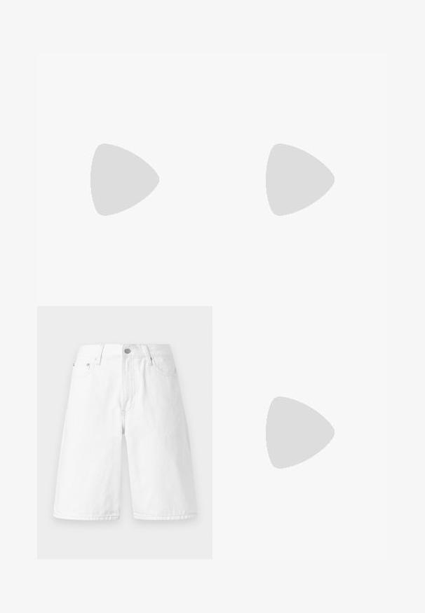 Bílý zkrácený top na ramínka s ribovanou texturou, kulatým výstřihem a černým pásem s logem. Minimalistický design bez dalších vzorů.; Bílé denimové šortky s rovný střih, předními kapsami, zapínáním na knoflíky a čistou, hladkou strukturou.; Šedé semišové a síťované tenisky s tlustou bílou a béžovou podešví, vyznačující se výrazným bílým logem a červenými akcentními detaily.; Černá kožená kabelka přes rameno s měkkým, texturovaným povrchem. Má zakřivený design a jeden nastavovací popruh. Bez dalšího kování.