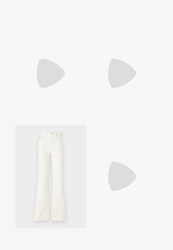 Reiss REGULAR FIT  - T-shirt basic - white; Witte flared jeans van denim, met vijf zakken, een voorste knoopsluiting en een klassieke pasvorm die verwijdt aan de zoom.; Beige leren enkelboot met een pointed toe en een conische hak. Gladde textuur met minimale stiknaden en een slanke silhouet.; Ronde zonnebril met een gouden metalen kader, bruine gradient lenzen, heldere plastic accenten aan de zijkanten en bruin gemêleerde tempelarmen.; Zilveren en gouden vierkante horloge met een lichtgrijze wijzerplaat, drie subdials en gouden accenten. Voorzien van een gestructureerde armband met een bicolor ontwerp.