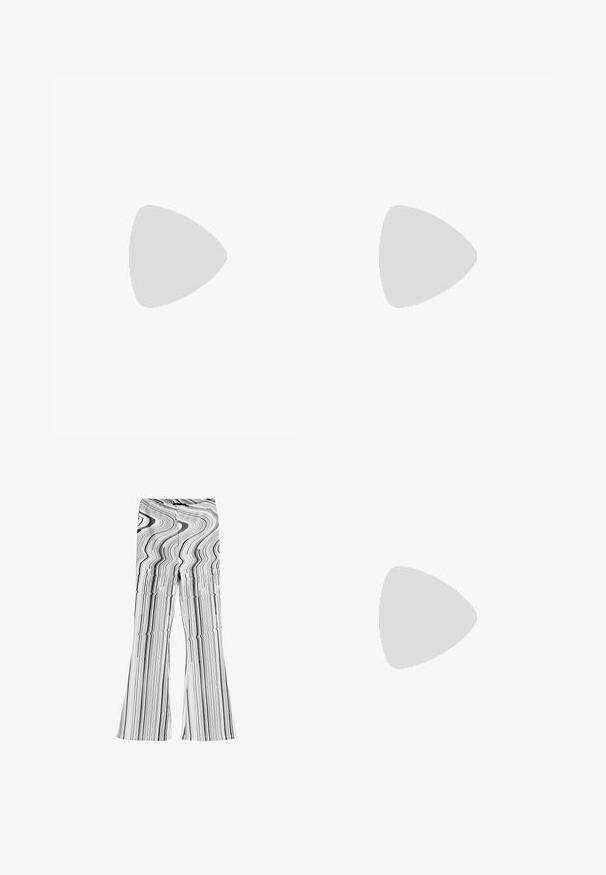 Witte mouwloze top met een diepe V-hals en een strikdetail aan de voorkant. Gemaakt van gladde stof met een gestructureerde, slim fit.; Zwart-witte flare broeken met een golvende gestreepte print. Gemaakt van een glad materiaal met een aangesloten taille en brede pijpen.; Zwarte sportschoenen met een gestructureerde bovenkant, voorzien van een opvallend "N"-logo, een gevoerde zool en een strakke, moderne uitstraling.; Witte vegan leren handtas met gebogen ontwerp, voorzien van decoratieve veters aan de zijkanten en een enkele schouderband.