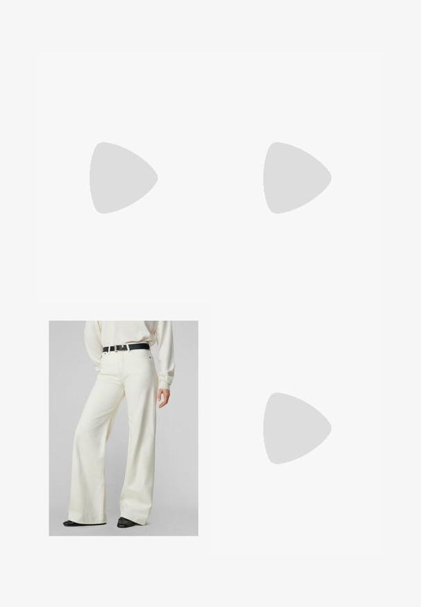 Wit langmouwige poloshirt met bordeauxrode horizontale strepen, voorzien van een klassieke kraag en knoopsluiting. Gemaakt van zacht katoen.; Breezy wijde crème jeans gemaakt van een katoenmix, met een hoge taille, zijzakken en een zwarte riem met een gouden gesp.; Witte canvas sneaker met een stevige zool, ronde neus en vijf gaatjes voor veters. Achterste tab voor gemakkelijk aan- en uittrekken. Vloeibare textuur, minimalistisch ontwerp.; Beige handtas gemaakt van zacht materiaal, met een slonzig ontwerp, gestikte details en twee schouderbanden. Geschikt voor dagelijks gebruik.