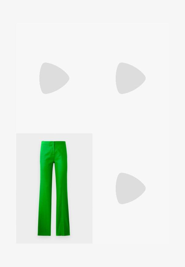 Fekete négyzetnyakú top sima anyagból. Széles pántokkal és fitted sziluettel rendelkezik, tiszta aljjal. Nincsenek látható minták.; Fényes zöld, harangszárú nadrág sima anyagból, lapos elülső résszel és látható zsebek nélkül. Tiszta, minimalista dizájn.; Fekete hegyes orrú magassarkú cipő krokodilbőr textúrával, letisztult dizájnnal, magas tűsarkú és sima fekete belső résszel.; Leopárdmintás bőrönd velúr anyagból, rövid fogantyúval, lánc pánttal és fekete fémzárral. Téglalap alakú, hajtókás záródással.