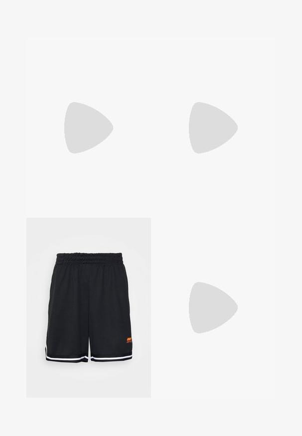 Sort ærmeløs top med et tætsiddende design. Har udskårne sektioner og dekorativt metallic hardware i midten og på siderne. Blød tekstur.; Sorte træningsshorts med elastisk talje, hvide sidelægninger og en orange logo nederst til højre. Glat tekstur.; Lysebrune hælede sandaler med to slanke stropper og en firkantet blokhæle. Glat materiale med minimalistisk design og en lille guldbeslag detalje.; Hvid læderhåndtaske med en klap i guldtonet metal, sorte detaljer, en aftagelig skulderrem og et struktureret design med flaplukning.