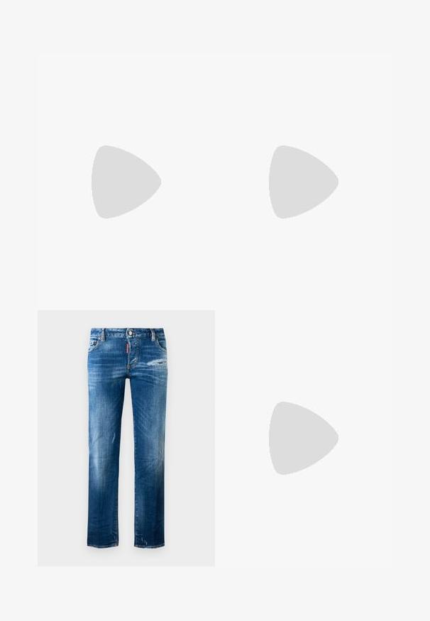 Maglione a maniche lunghe nero con collo alto, realizzato in un tessuto liscio e elasticizzato. Design aderente con collo alto e senza motivi o decorazioni visibili.; Jeans blu slim-fit con leggere sfumature, lieve usura sulla coscia destra e sull'orlo sinistro, tasche anteriori, passanti per cintura e chiusura con bottone.; Scarpa nera con punta a punta alta in pelle di coccodrillo, caratterizzata da un design elegante, alto tacco a spillo e interno nero liscio.; Borsa a mano in pelle nera con design curvo, caratterizzata da borchie argentate, una fibbia e due tasche laterali. Tracolla regolabile per diverse opzioni di trasporto.