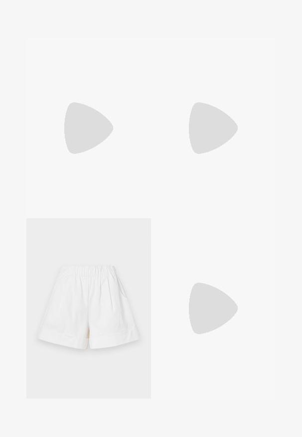 Weißes Smocked-Top mit kleinen roten Blumenprints, verstellbaren Spaghettiträgern und Puffärmeln mit einem gerüschten Saum.; Weiße Baumwollshorts mit einem elastischen Bund, zwei Seitentaschen und umgeschlagenen Säumen. Der gefaltete Schnitt verleiht Textur und Dimension.; Schlichte,Ballerina in Creme mit geflochtenem Design, das mit Ausschnitten verziert ist. Sie verfügen über eine weiche Textur und eine flexible, flache Sohle.; Weiße Leder-Schultertasche mit geschwungener Form, goldenen Beschlägen, doppelten Reißverschlüssen und glatter Textur. Verstellbarer Tragegurt inklusive.; Perlenkette mit abwechselnd weißen ovalen Perlen und kleinen goldenen Perlen, ausgestattet mit einem goldenen Verschluss zum Sichern. Insgesamt glatte Textur.