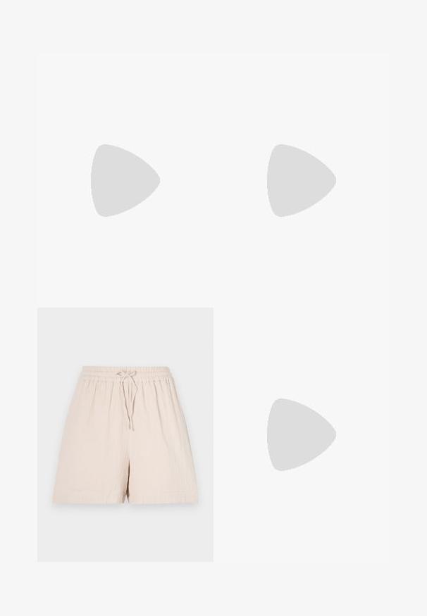 Hollister Co. STRAPLESS CONVERTIBLE DOUBLE TIER BABYDOLL - Top - white; Beige shorts with an elastic waistband and drawstring. Made from lightweight fabric, featuring a textured surface and loose fit.; Nude slide sandals made of smooth synthetic material, featuring a knotted strap design and a flat sole, with no visible hardware or accents.; Woven straw handbag in beige with a curved shape, a short handle, and a side zipper. Features textured surface and minimalistic design.