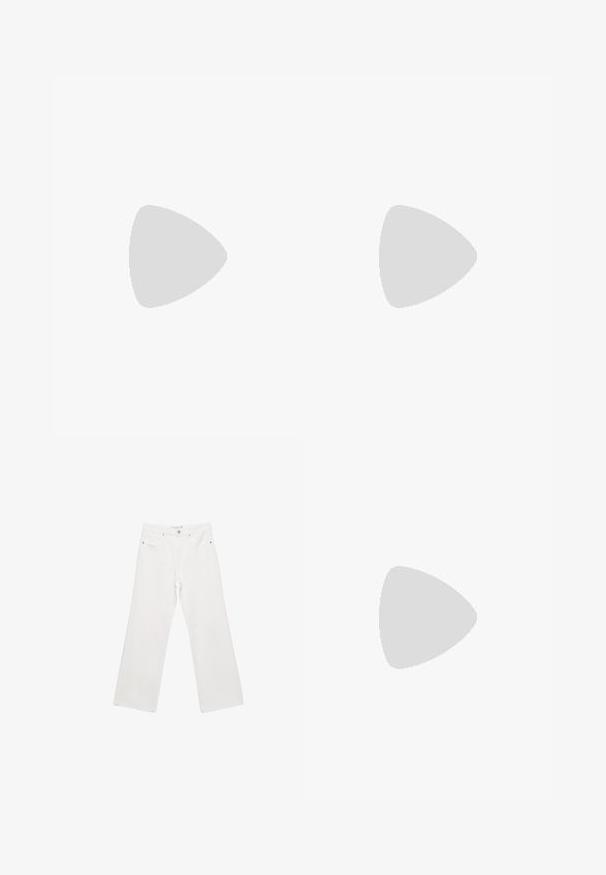 Krem majica s oversized krojem, izrađena od mekog pamuka. Ima okrugli izrez, kratke spuštene rukave i ležeran kroj. Minimalistički dizajn.; Stradivarius D92 - Traperice opuštenog kroja - white; Smeđe nubuk tenisice s glatkom teksturom, s tri tamne pruge, zaobljenim vrhom i debljom potplatom s uzorkom na rubu.; Denimska torba s zakrivljenim oblikom, svijetloplave boje, podesivim remenom za rame i malim odvojivim džepom s metalnim akcentima.