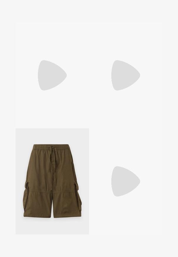 Šedé tričko s krátkým rukávem vyrobené z měkké směsi bavlny, klasický design s kulatým výstřihem, s uvolněným střihem a ohrnutými rukávy.; Olivově zelené cargo šortky vyrobené z lehkého materiálu. Mají elastický pas, šňůrku na stažení a dvě boční cargo kapsy.; Hnědé a burgundské tenisky z semiše a síťoviny, s třemi krémovými pruhy, texturovaným materiálem na jazyku a gumovou podrážkou.; Tkaná hnědá kožená kabelka zaobleného tvaru, s dvojitými horními uchy a hladkým povrchem; obsahuje jemné prošívání jako designový detail.